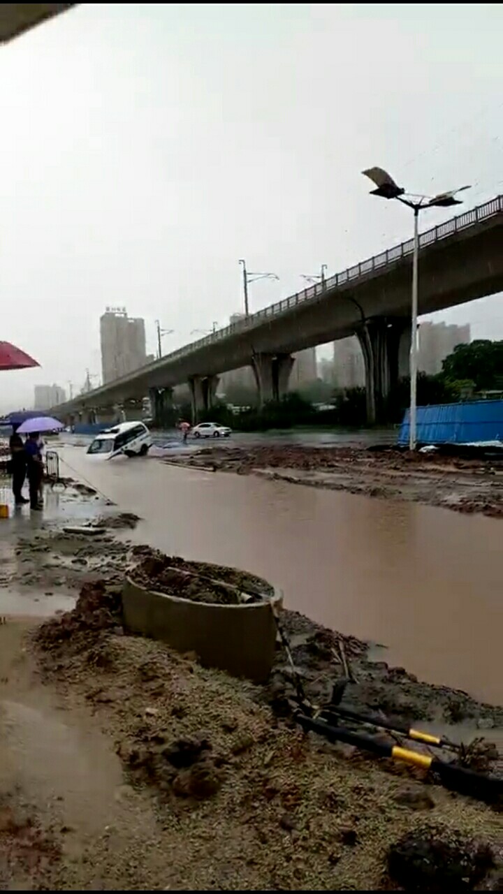 陈江同方信息港大厦门口出事了
